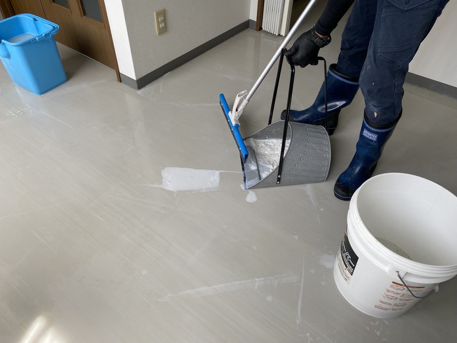 洗浄後、水切り道具で汚水を集める工程。