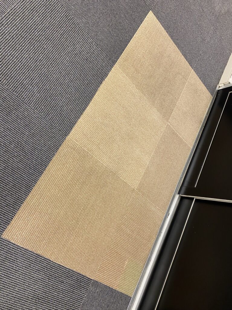 自店事務所入口のタイルカーペット(清掃後)