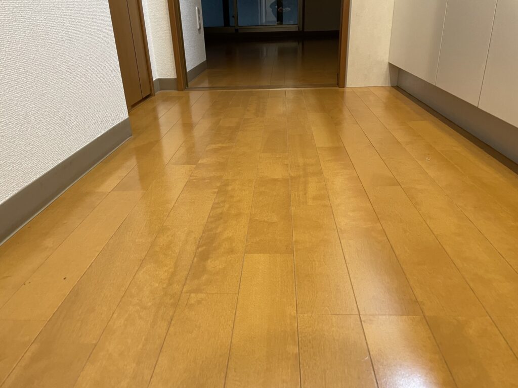 空室の廊下のフローリング(清掃後)