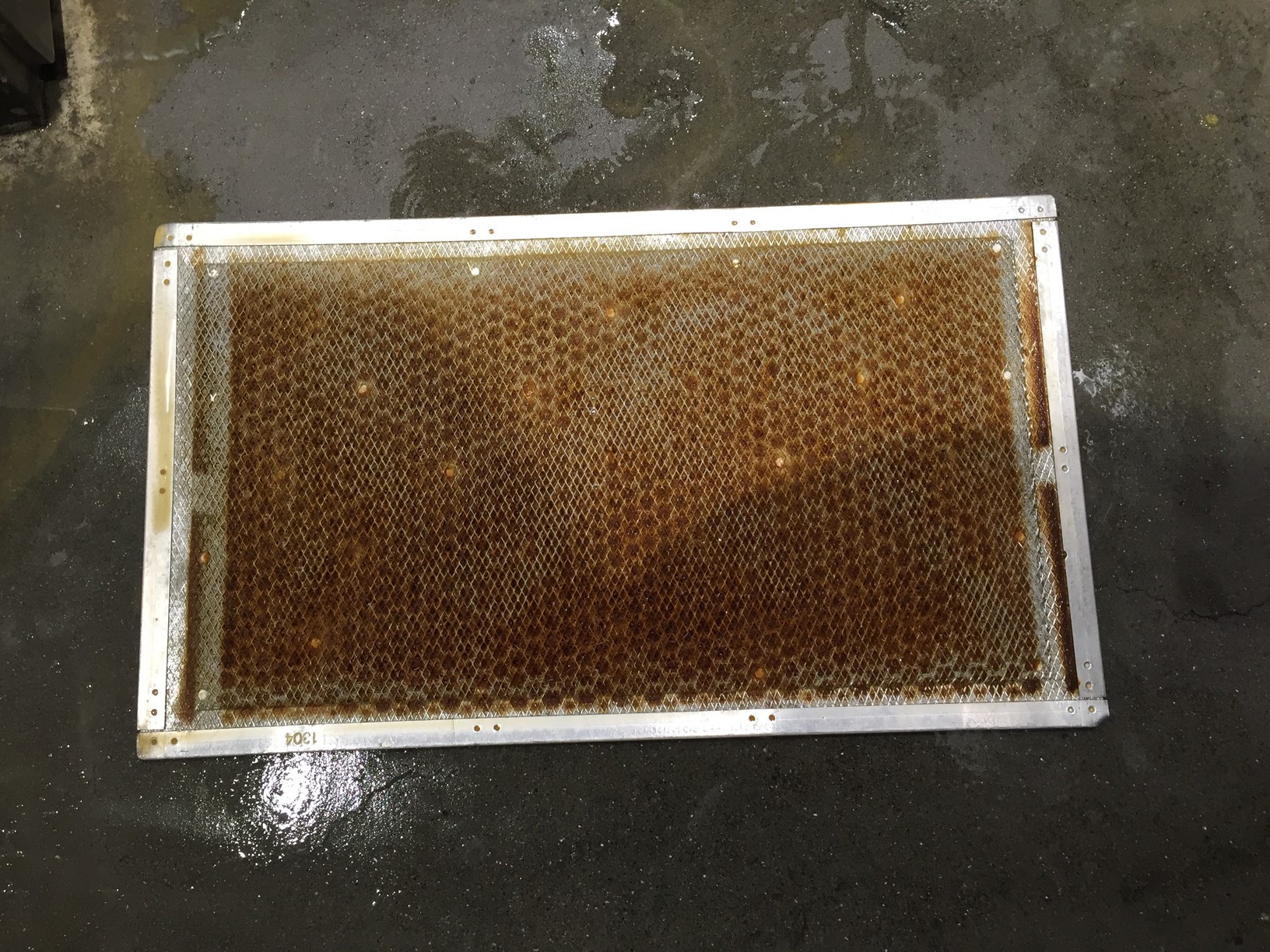 清掃前。厨房の換気扇まわりで使われていた金属製フィルター。