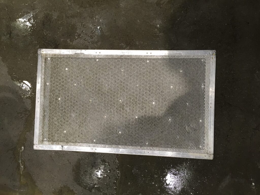 清掃後。フィルターの網目と金属面が見えるようになりました。