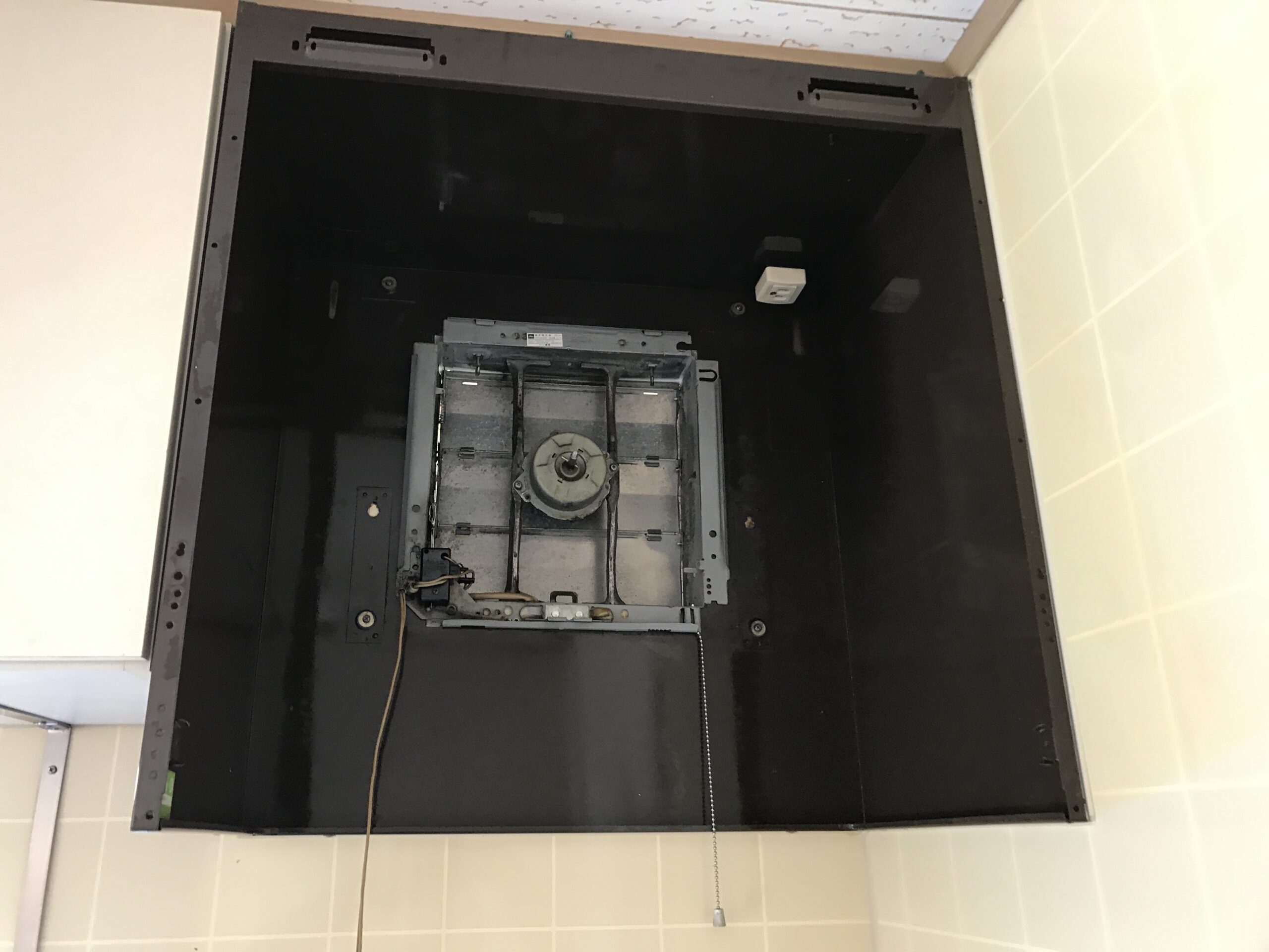羽根を外した換気扇の内部。取り付け完了後の写真ではありません。