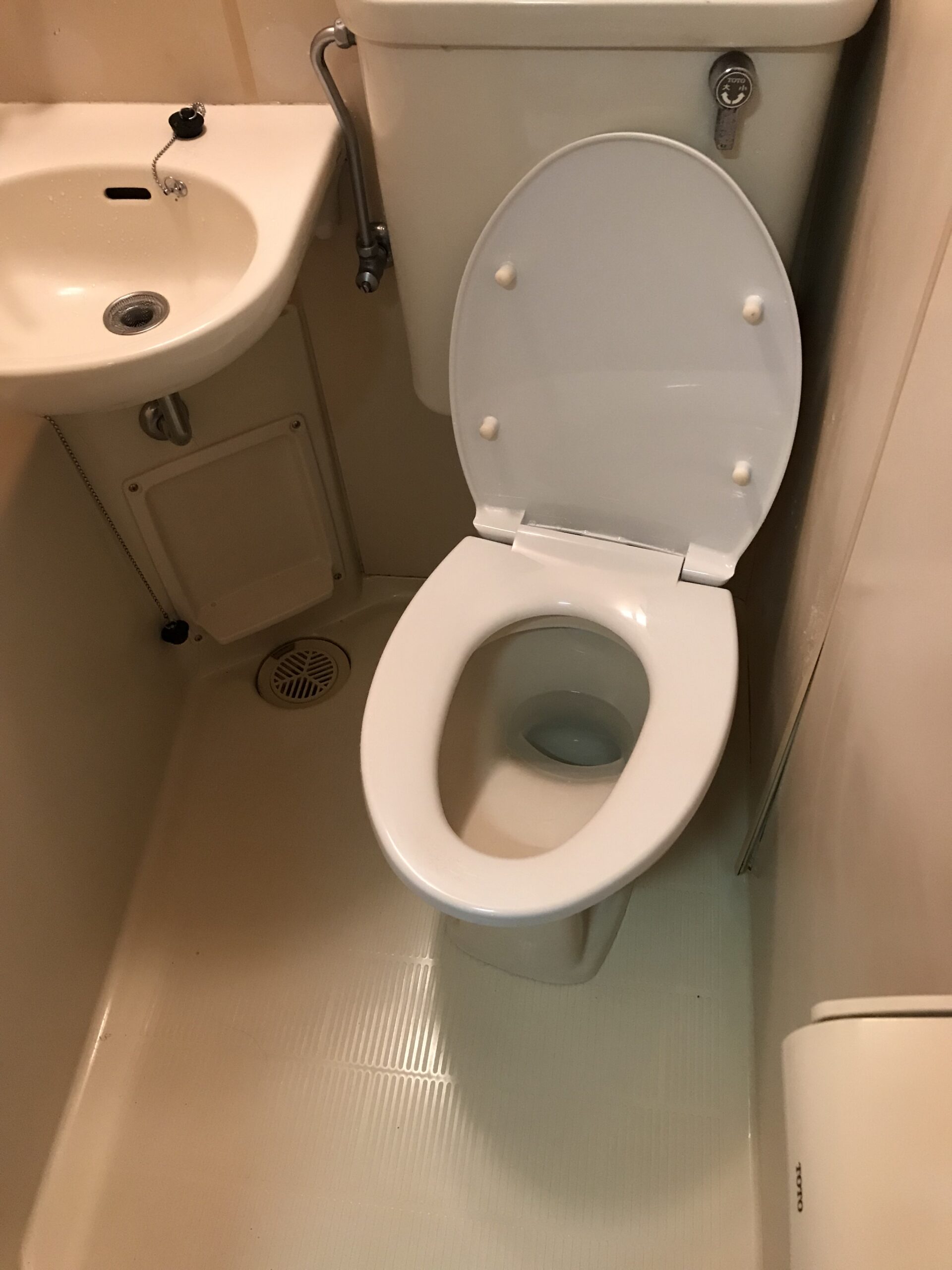 清掃後の便器と床まわり。