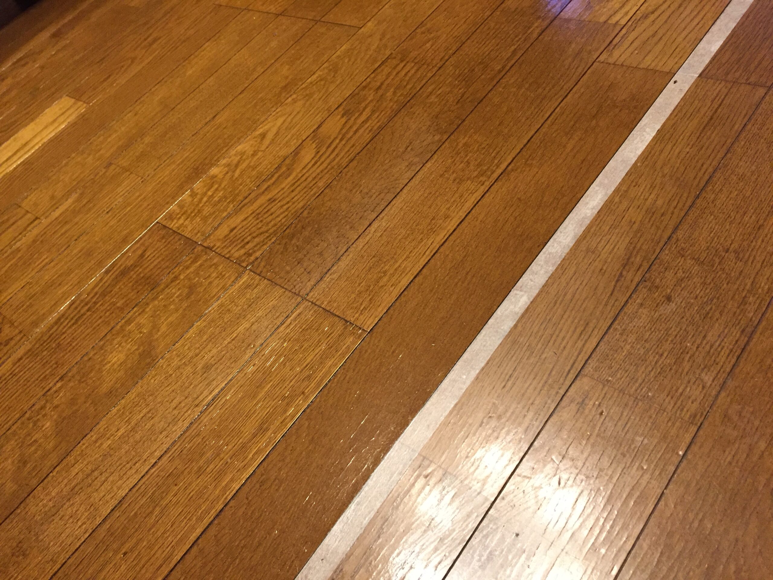 ワックスを塗った部分と、まだ塗っていない部分。光の反射に違いが見えます。