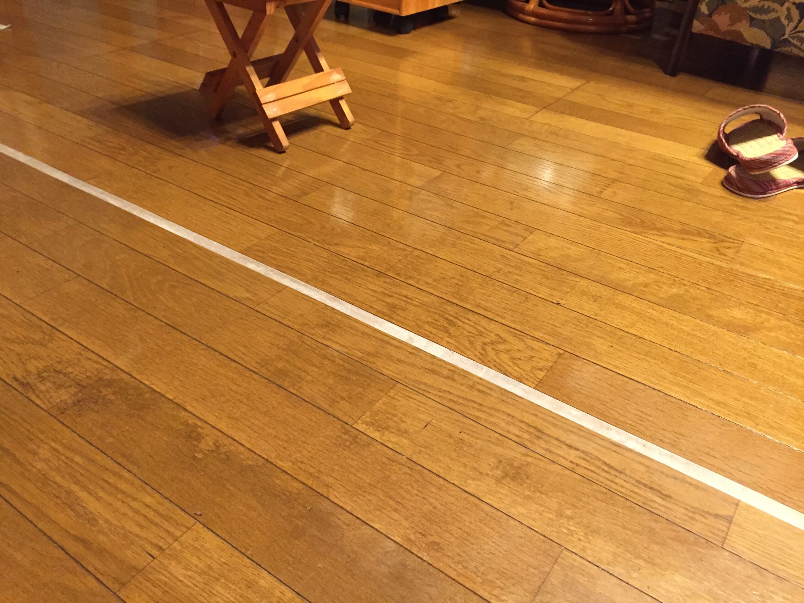 同じ床を別の角度から撮影。白い線を境に、艶の違いを見比べられます。