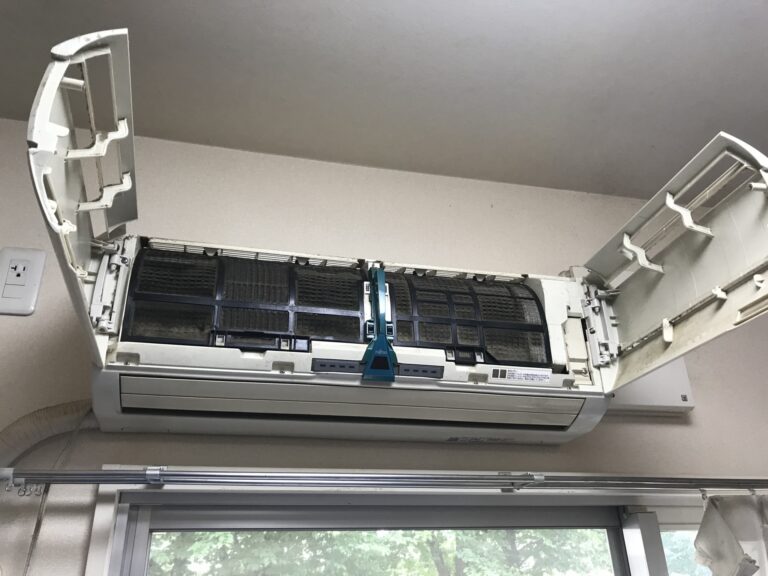 カバーを左右に開いた状態。
