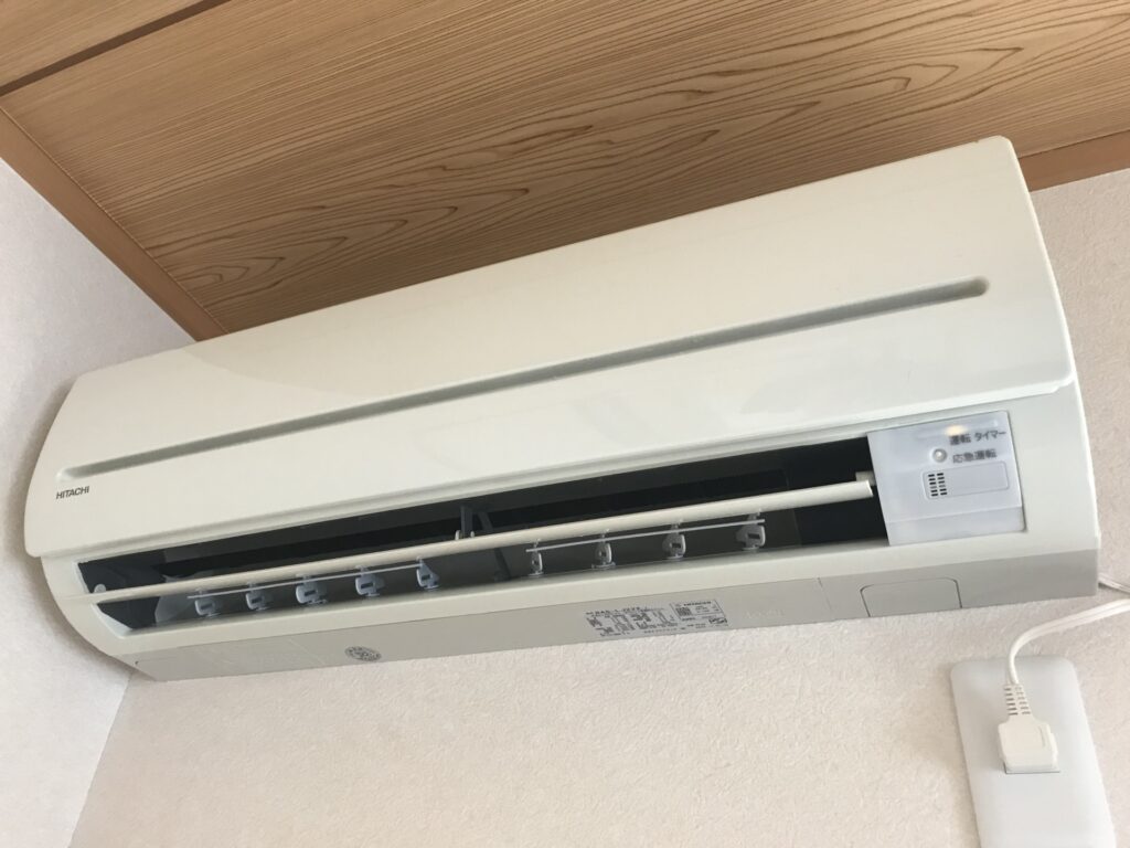 今回清掃した日立製エアコン。