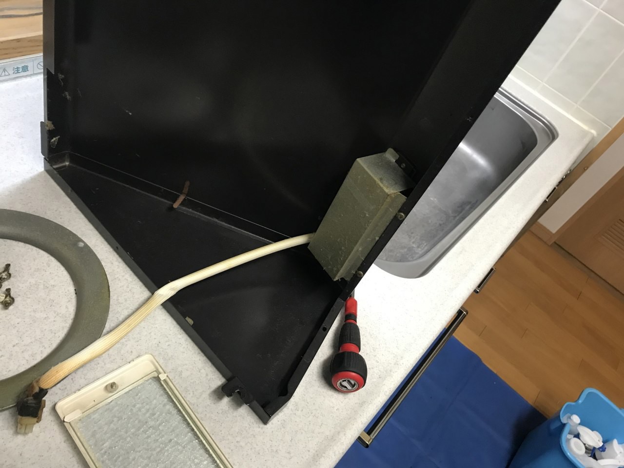 取り外したカバーとスイッチ部分。