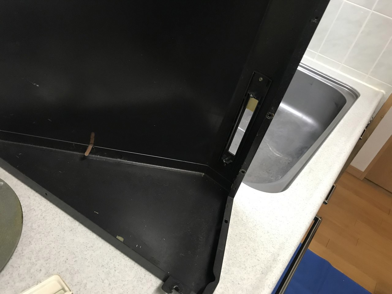 カバーを洗えるよう、この作業ではスイッチ部分も取り外しました。