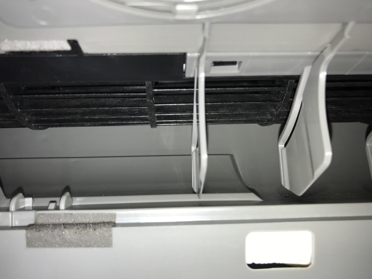 エアコンの吹き出し口と送風ファンの写真。