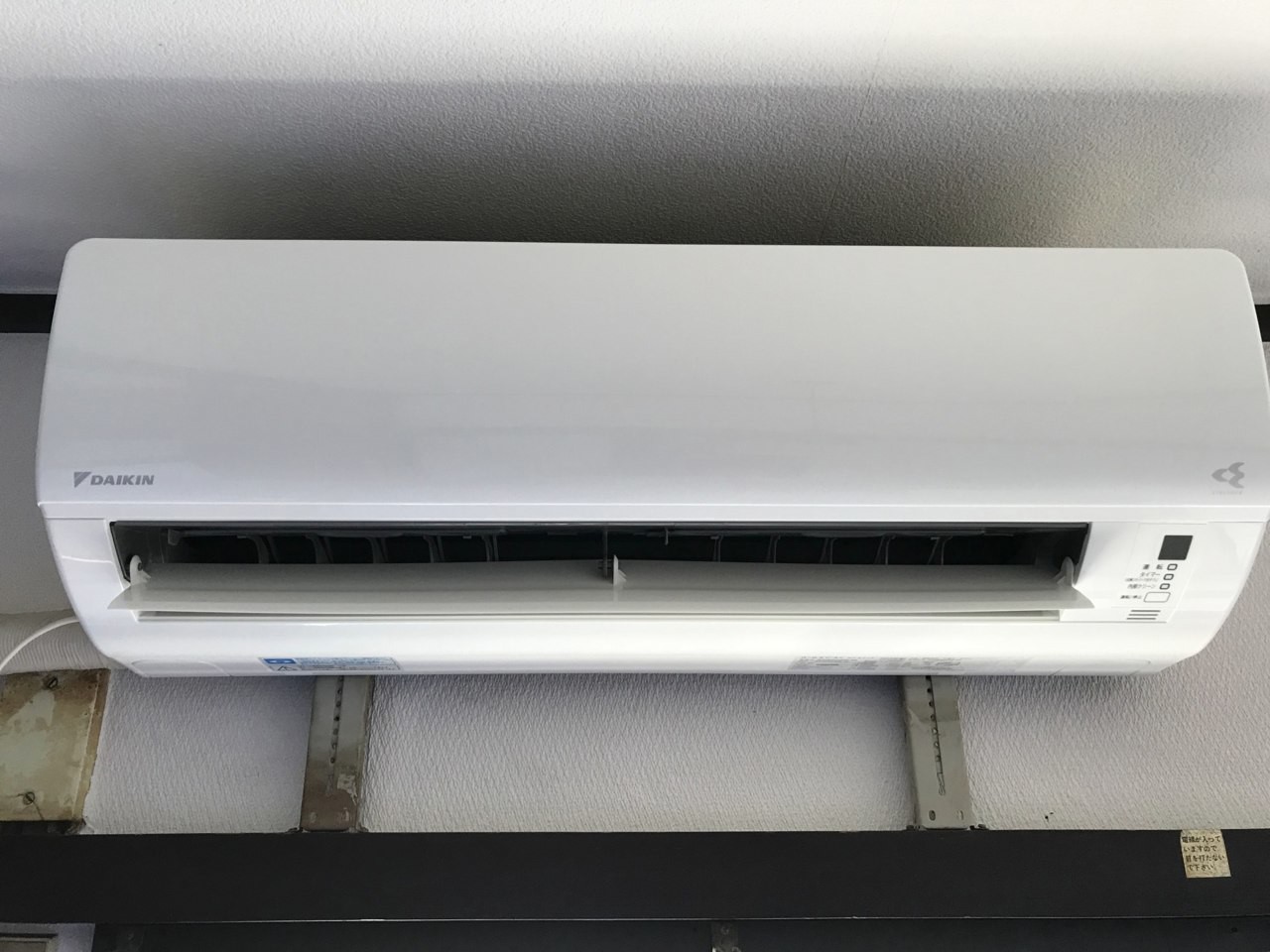 エアコン本体の写真。内部と外観を別の角度から記録しています。