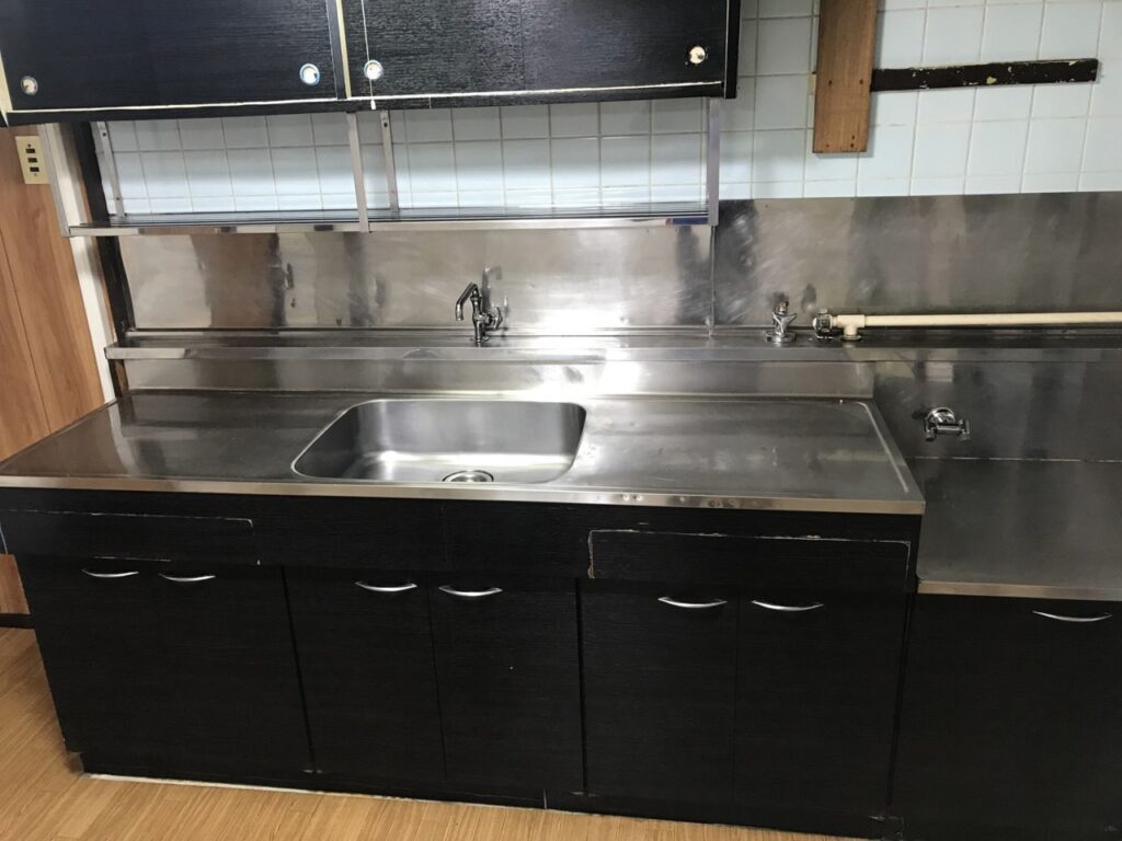 キッチン全体。シンクだけでなく、周囲の収納も写っています。