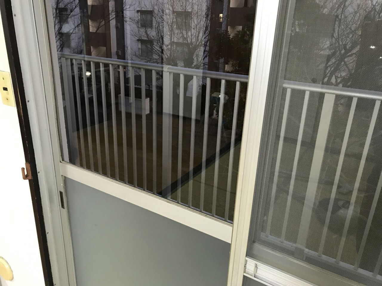 窓ガラスとサッシまわり。
