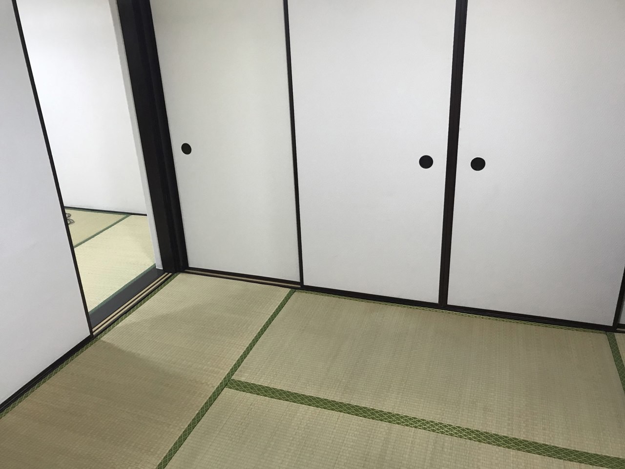 和室と収納のある室内。
