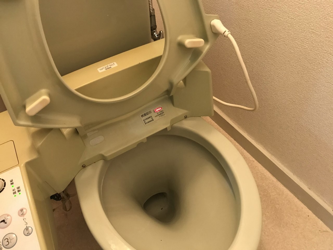 便座を上げた状態も記録しています。