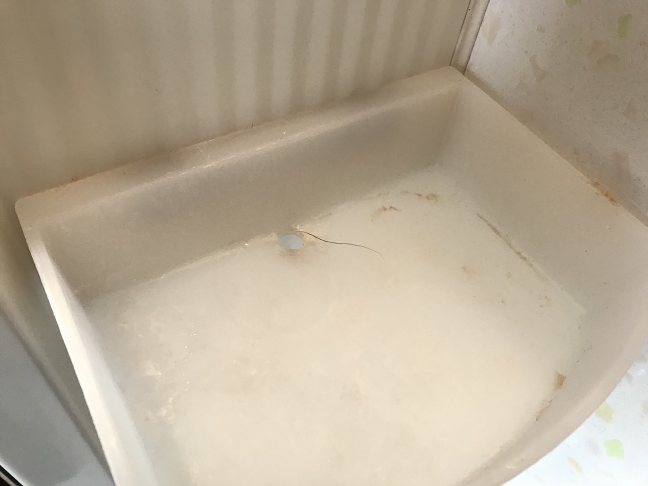 清掃前の棚。内側に汚れが残っています。