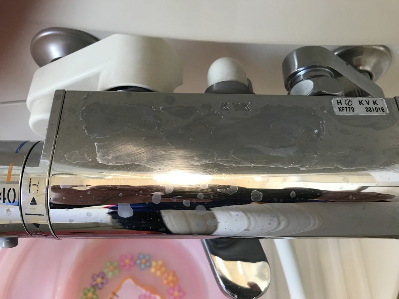 清掃前の水栓。表面に水垢が付いています。