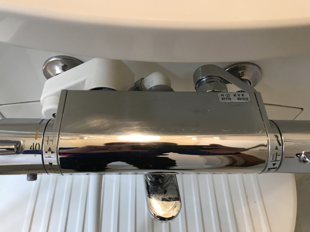 清掃後の水栓。表面の見え方が変わりました。