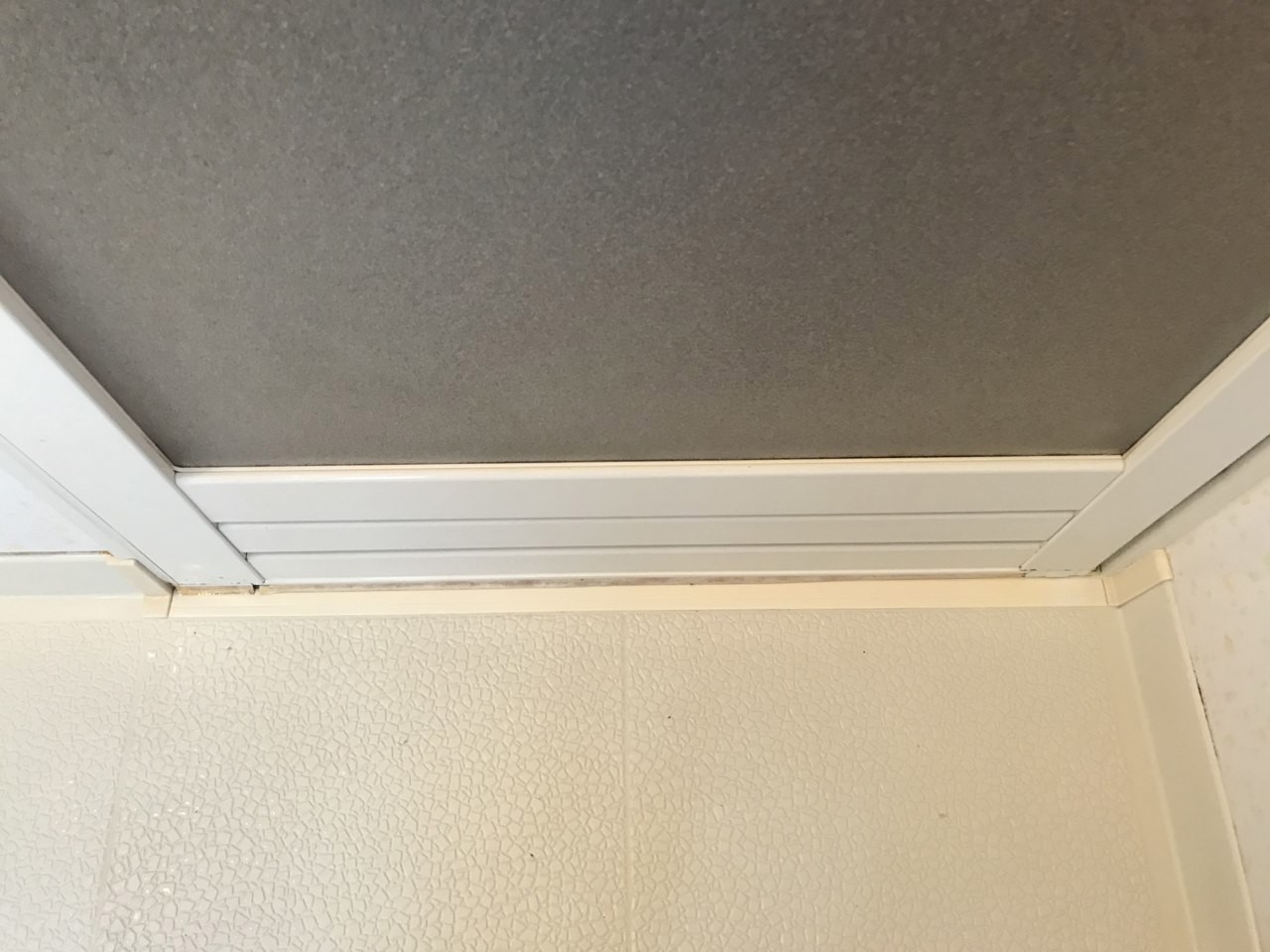 清掃後の扉まわり。縁の黒い汚れもすっきりしました。